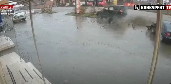 З'явилося відео автотрощі на парковці під Луцьком