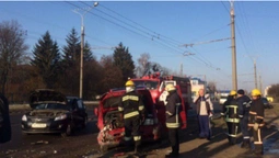 Потрійна аварія у Луцьку: потовклися два "Мерседеси" і Kia (фото, оновлено)