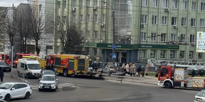 У Луцьку до Ощадбанку з'їхалися рятувальники: що сталося