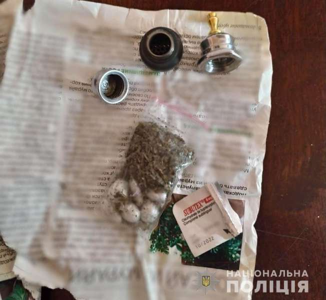 Таблетки, канабіс, шприц: у Нововолинську затримали наркоторговця (фото)