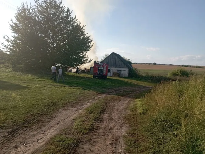 Все у вогні: на Волині горіли будівлі, солома та сміття (фото)