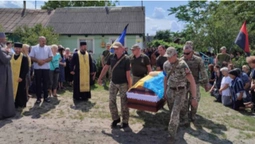 Місто зустріло на колінах: у Луцькому районі поховали молодого захисника України (фото)