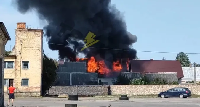 Під Луцьком – масштабна пожежа: горить житловий будинок (відео)
