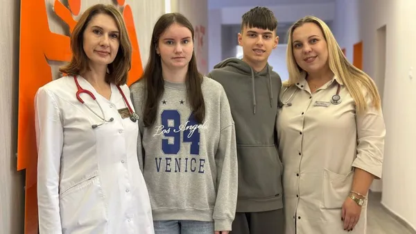 Ревматологиня дитяча Ірина Гурін та кардіоревматологиня Надія Єднак з пацієнтами Олексієм Борисом та Марією Люсік, жовтень 2025 рік