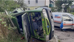 Аварія на перехресті в Луцьку: авто перекинулося на бік (фото)