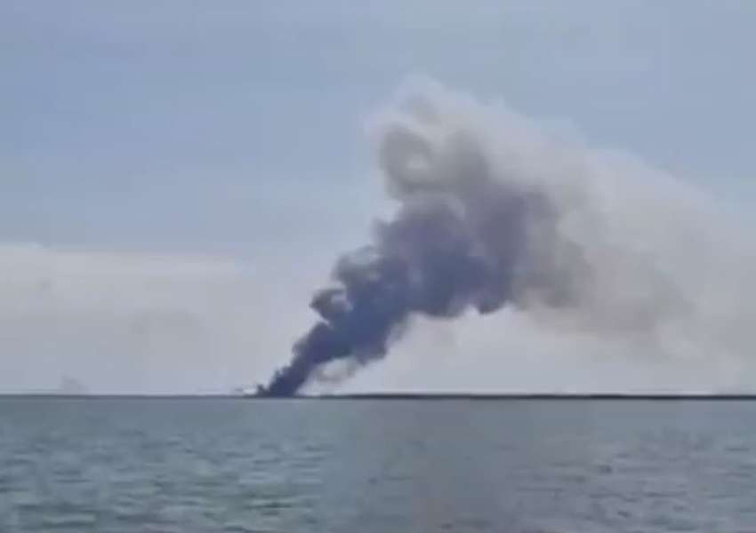 У Севастопольську бухту зайшов обсмалений російський військовий корабель (фото, відео)