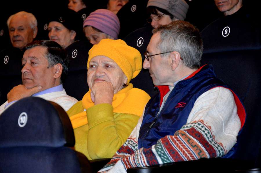 У Луцьку знову аншлаг на кіносеансі для пенсіонерів (фото)