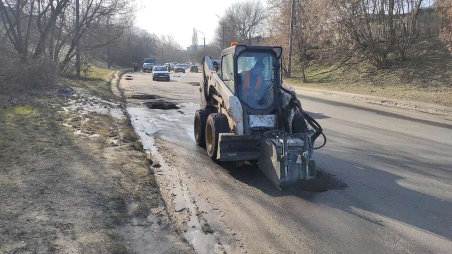 На деяких вулицях у Луцьку розпочали ямковий ремонт (фото, відео)