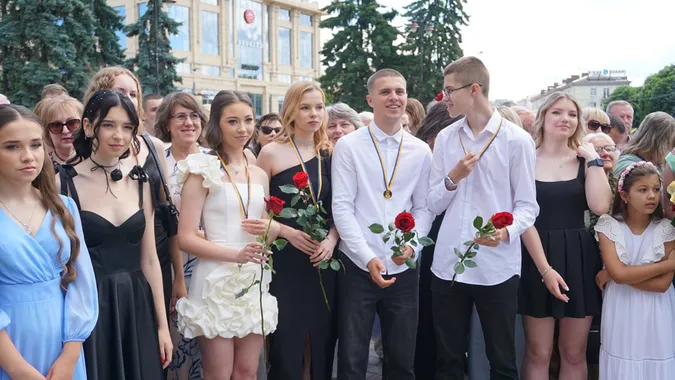 Як у Луцьку випускникам вручали медалі (фото)