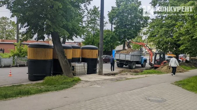 Замість старих металевих: у Луцьку в районі Львівської встановлюють напівпідземні контейнери для сміття