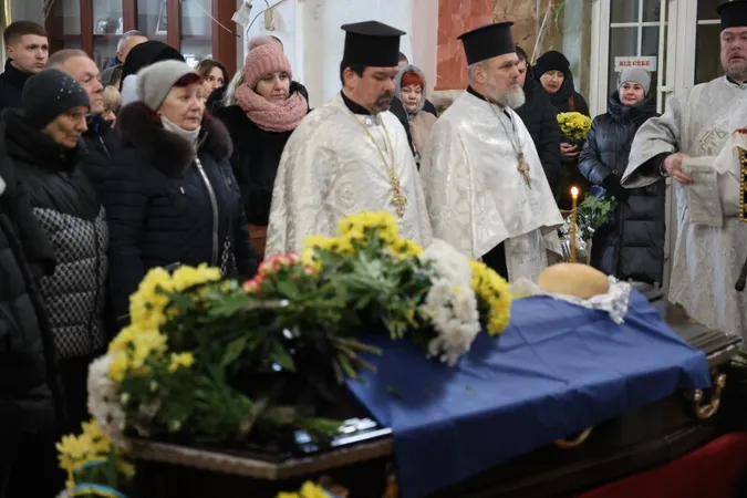 У Луцьку попрощалися із воїном Дмитром Бобровським (фото)