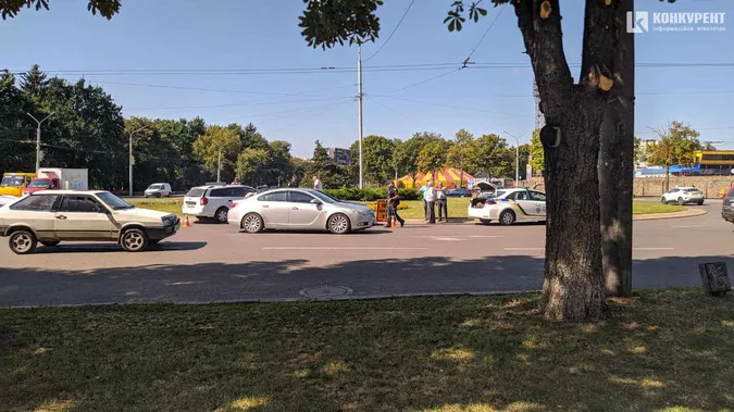 У Луцьку на кільці влупилися два легковики (фото)