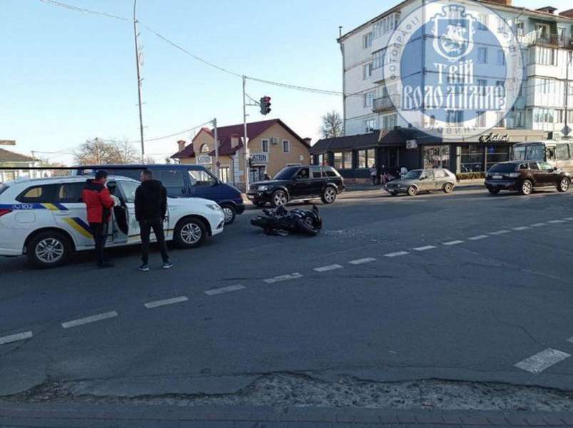 У місті на Волині зіткнулися мотоцикл та легковик (фото)