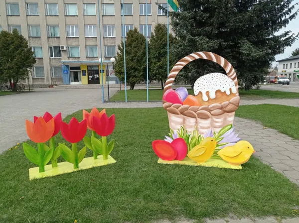 У центрі Любешева встановили великодні інсталяції