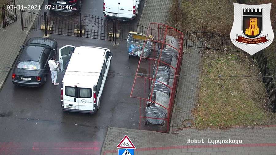 Лучан закликають не паркувати автомобілі біля сміттєвих баків