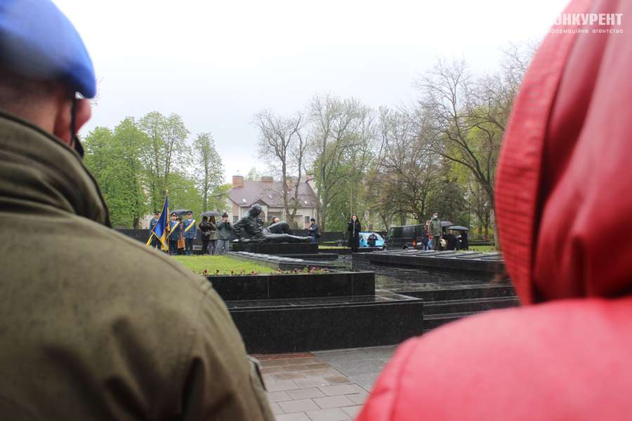 У Луцьку поклали квіти до пам'ятника невідомому солдату (фото)