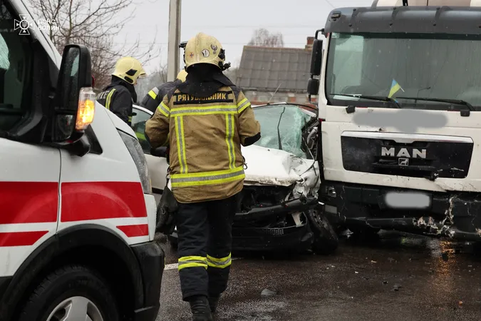 Тіло водія витягали з розтрощеного авто: деталі смертельної аварії під Луцьком (фото)