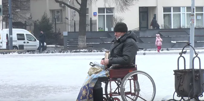 Іконка у руках та ковдрою накриті ноги: для чого жебракує псевдоінвалід у центрі Луцька (відео)