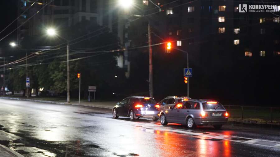 Калюжі, машини і світлофори: Луцьк після дощу (фото)