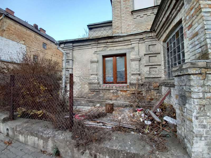 Встановили пластикові вікна: у Луцьку ремонтують старовинний маєток (фотофакт)