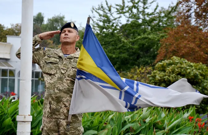 У Луцьку спустили прапор підтримки полонених моряків та передадуть в музей (фото)