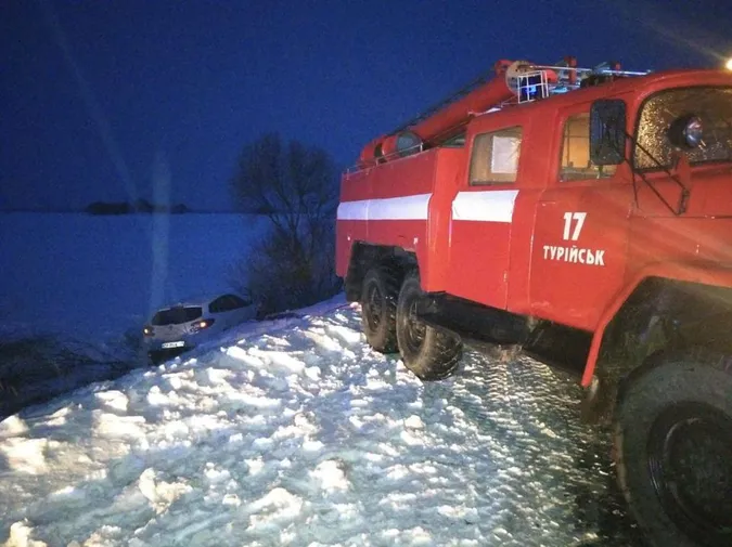 За добу волинські рятувальники відбуксирували шість автомобілів із засніжених доріг