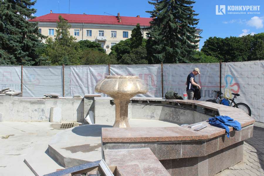У центрі Луцька ремонтують фонтан: показали перші результати (фото)
