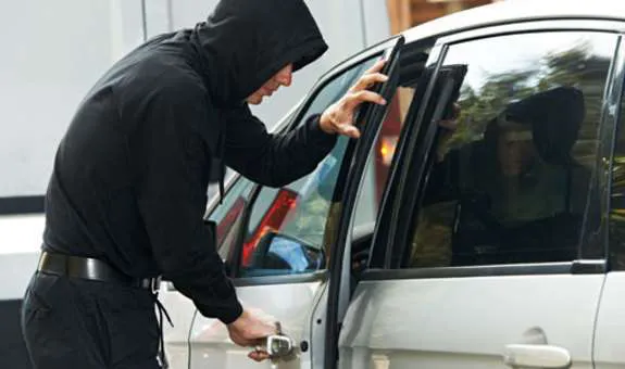 В центрі Луцька пограбували волонтерський автомобіль