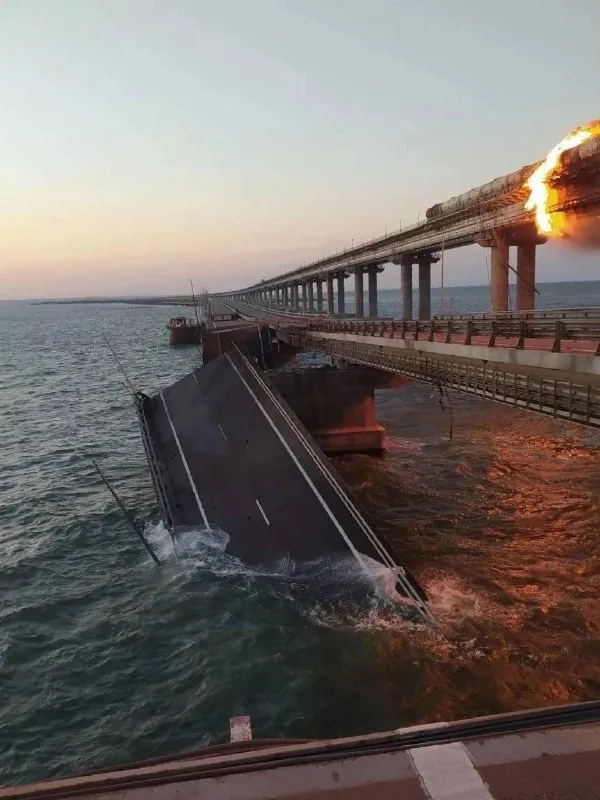 🔥 Горить Кримський міст (фото, відео оновлено)