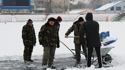 Матч на носі: тренери і фани розчищали луцький  "Авангард" від снігу (фото) 