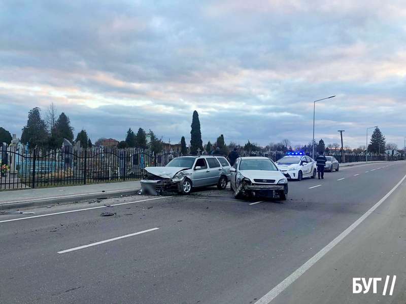 У Володимирі біля кладовища сталась аварія: Volkswagen в’їхав в Opel (фото)