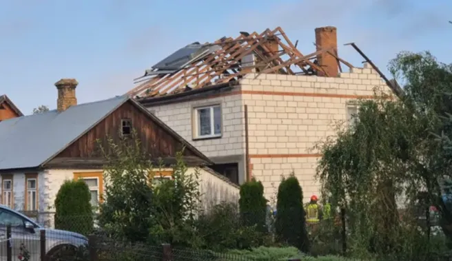 Знесло дах: у Польщі уламки російського дрона впали на житловий будинок (фото)
