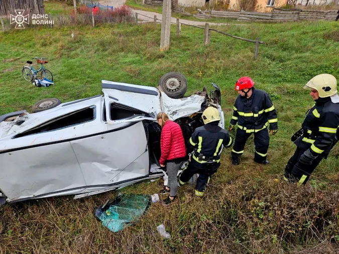 Постраждала 12-річна дівчинка: у Луцькому районі потяг збив легковик (фото)
