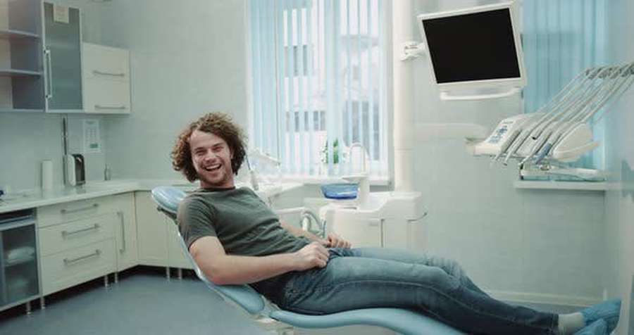 17 пласких питань до стоматолога з Луцька: про вініри, укуси пацієнтів та зуби мудрості