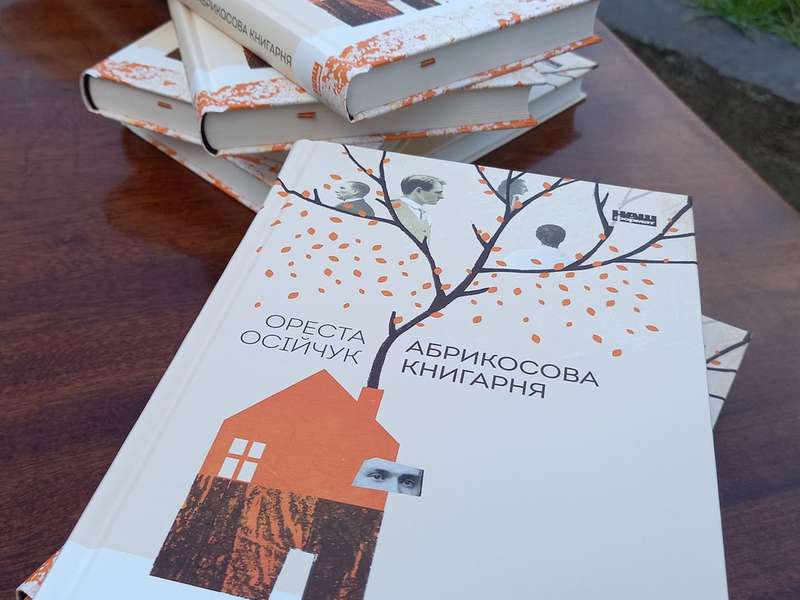 Книжкові передбачення, музика і солодощі: у Луцьку почалася абрикосова вечірка (фото)
