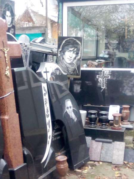 Співака Дантеса намалювали на надгробку (фото)