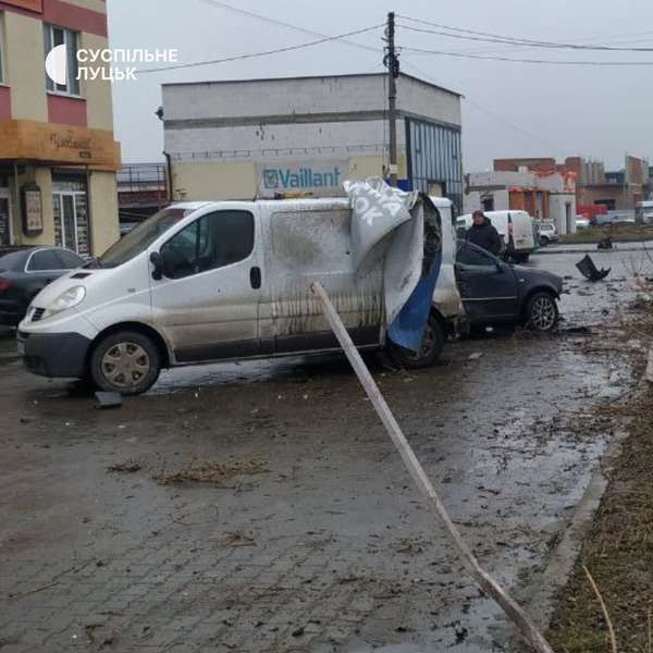 Авто злетіло з дороги: у селі під Луцьком – серйозна аварія (відео)