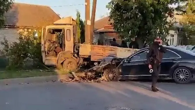 ДТП у Ковелі: Mercedes врізався у вантажівку (відео)