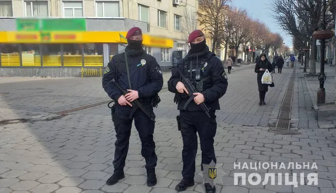Вулиці Луцька патрулюють бійці спецпідрозділів (фото)