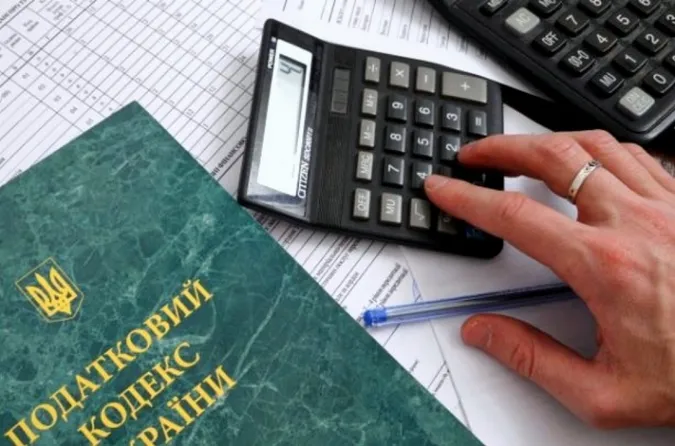 В Україні можуть збільшити податки на алкоголь, цигарки і пальне 
