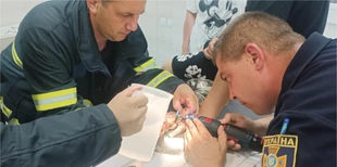 У Луцьку рятувальники допомагали хлопцю зняти перстень з пальця (фото)