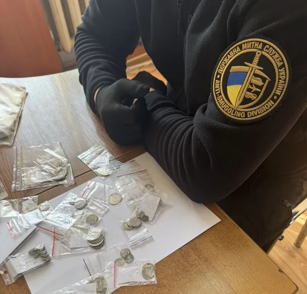 «Культурний контрабас»: волинські митники затримали жінку зі старовинними монетами (фото)