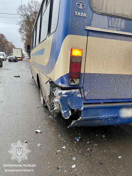 Авто протаранило маршрутку і перекинулось: деталі ДТП на Львівській у Луцьку (фото, відео)