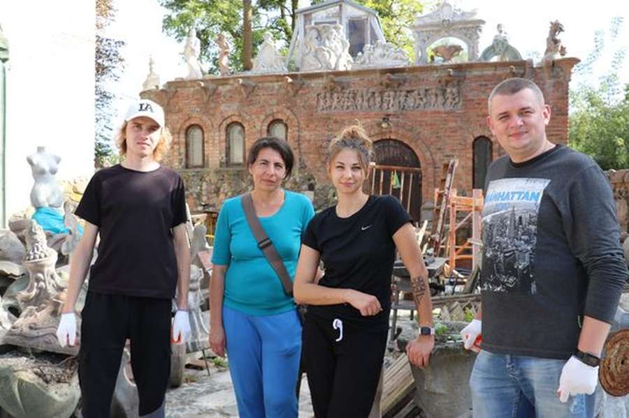 У Луцьку навели лад біля будинку скульптора Голованя (фото)