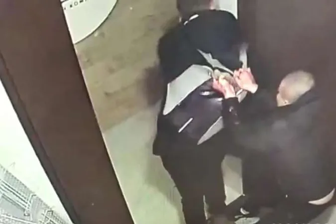 У під’їзді багатоповерхівки в Луцьку побили й пограбували чоловіка
