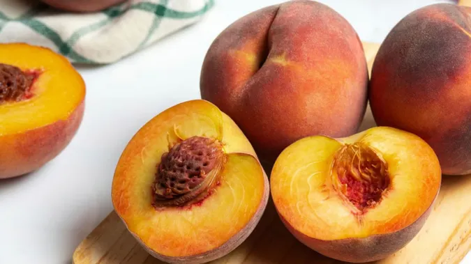 Чим різняться нектарини й персики і що краще обрати