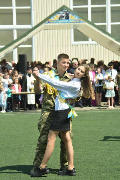 Зворушливо до сліз: у Луцьку випускники військового ліцею танцювали вальс (фото, відео)