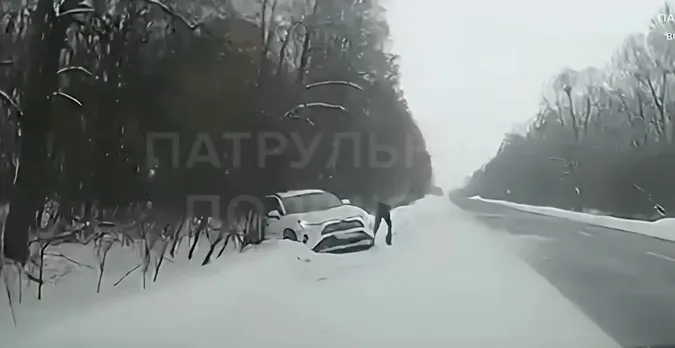 На Волині автівка злетіла з траси (відео)