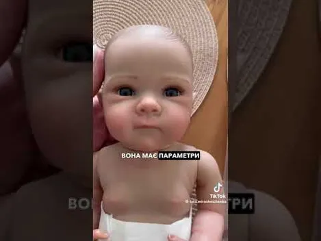 Українка купила ляльку та дбає про неї як про справжню дитину (фото, відео)