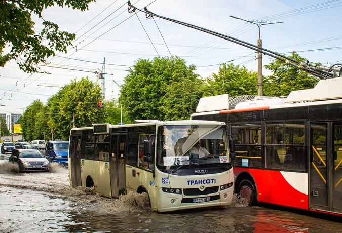 Як у Луцьку транспорт «перепливав» затоплені вулиці (фото)